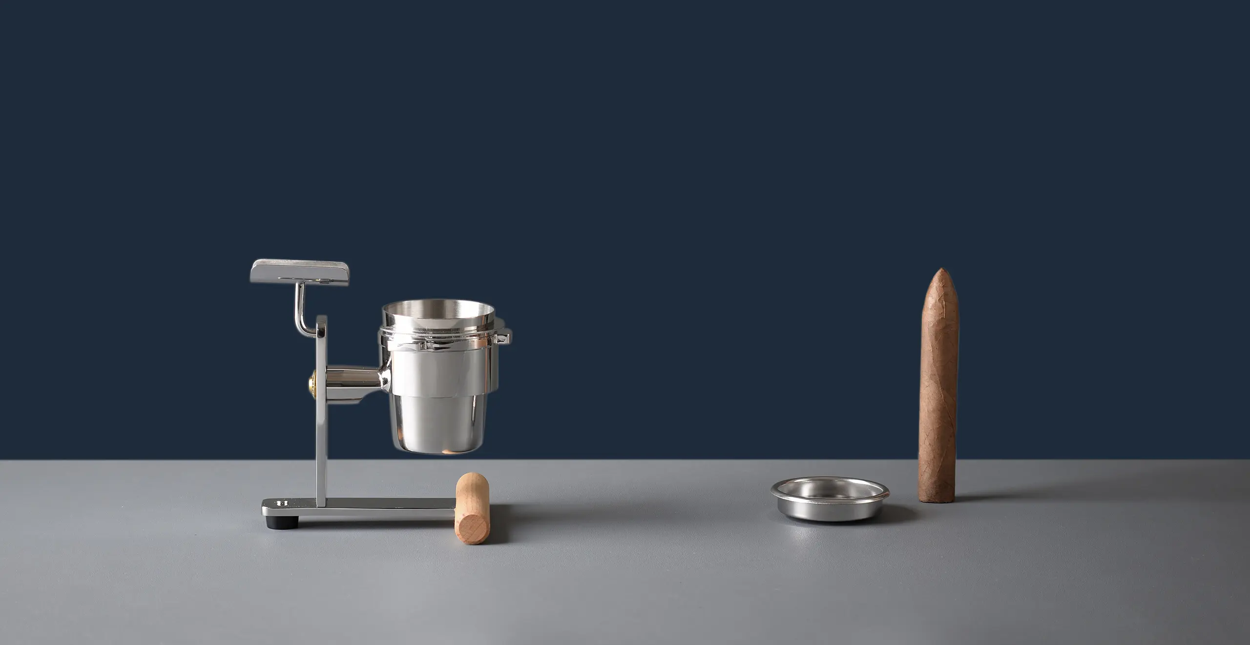 Achille limited-edition luxury ashtray, precision-crafted in a manual workshop for modern desktop architecture.