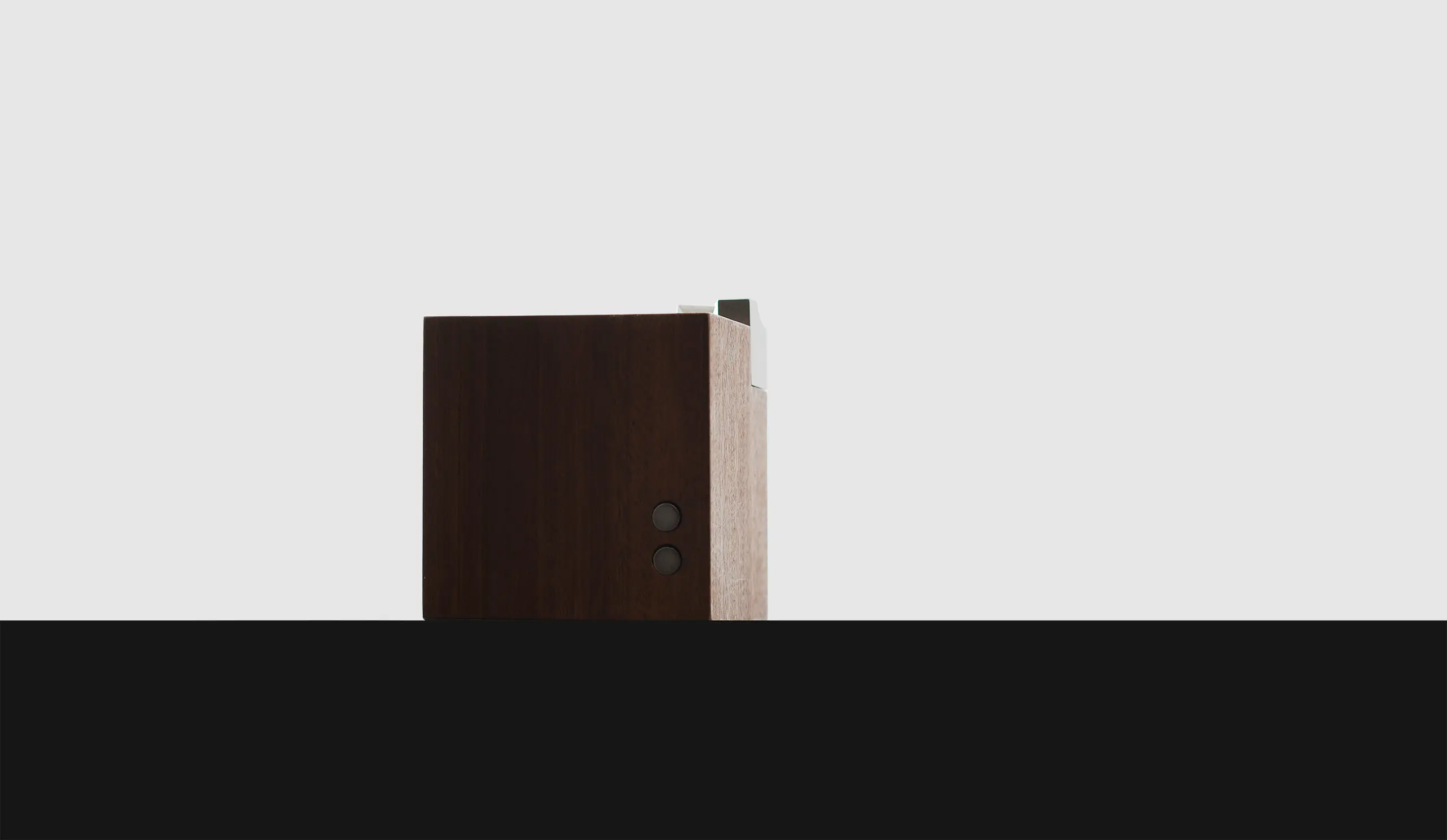 Achille limited-edition luxury ashtray, precision-crafted in a manual workshop for modern desktop architecture.