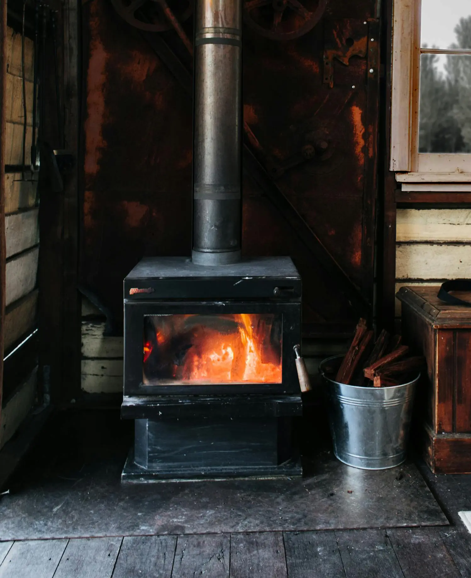 Luxury cigar ashtray vignette — modern design and desktop architecture in refined light.